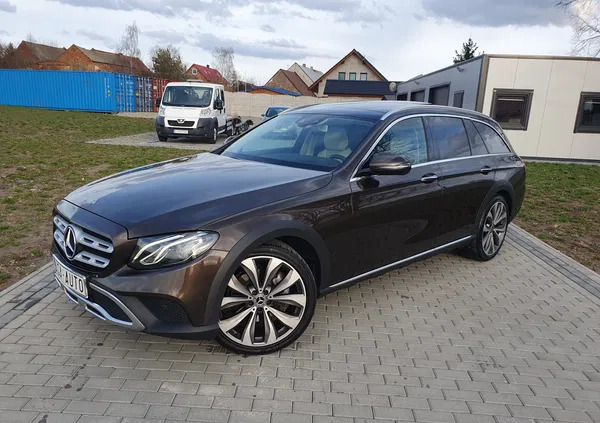 samochody osobowe Mercedes-Benz Klasa E cena 139999 przebieg: 248000, rok produkcji 2017 z Biała